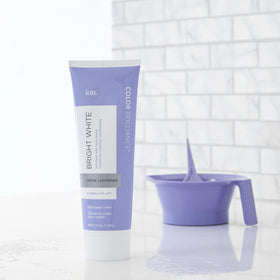 ion Crème Décolorante Bright White sur table avec accessoires