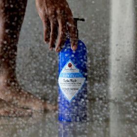 Jack Black Turbo Wash Gel Nettoyant Énergisant 118g sur un fond neutre