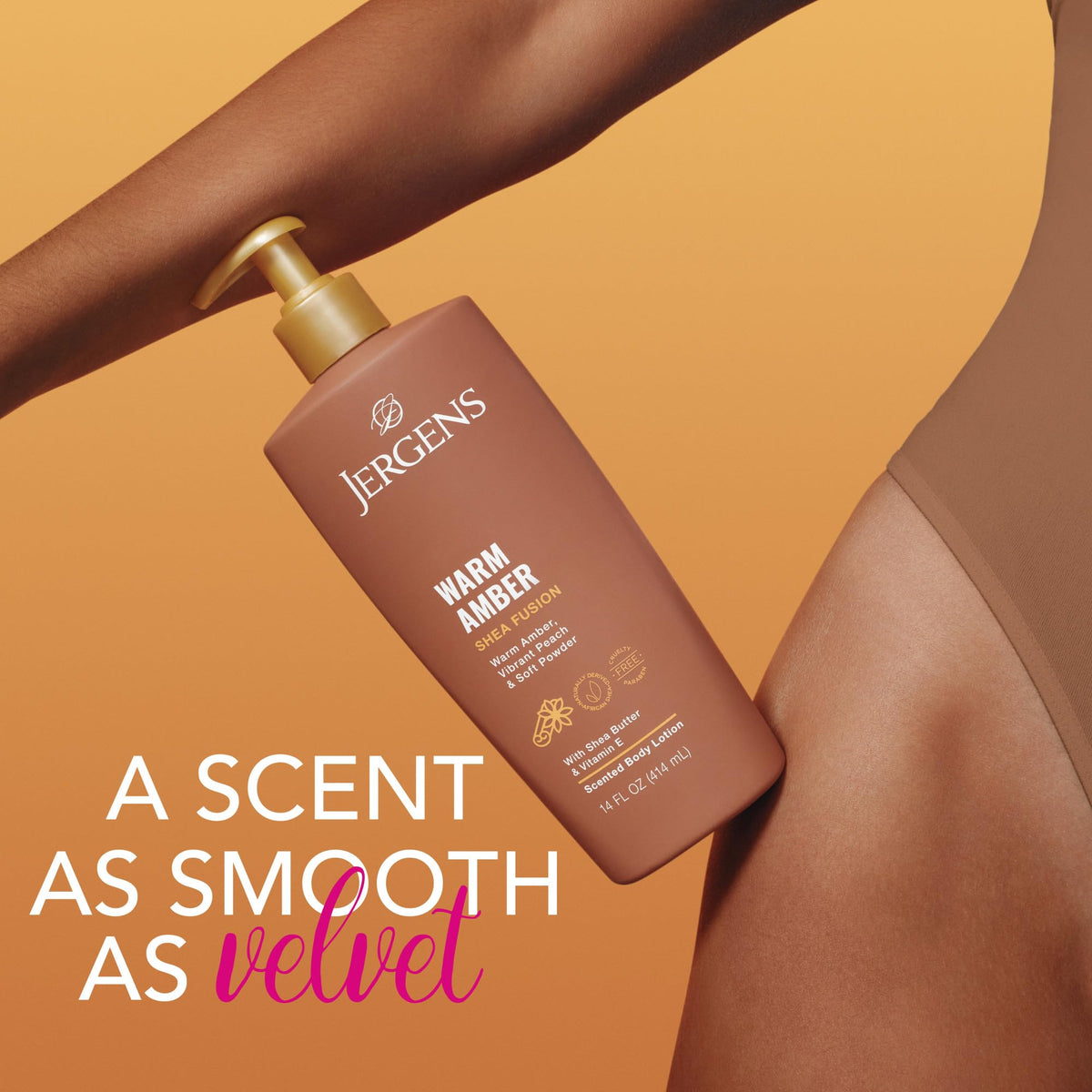Jergens lotion au beurre de karité sur une main