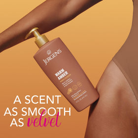 Jergens lotion au beurre de karité sur une main
