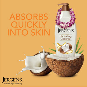 Jergens Lotion au Coco avec texture crémeuse sur une main
