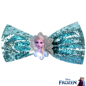 Jeune fille portant un bow Disney Frozen 2, sourire joyeux
