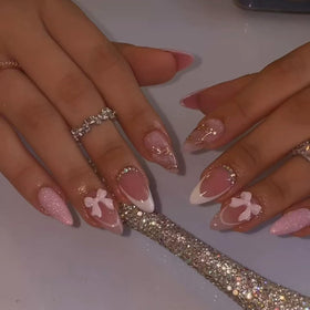 juggssa faux ongles press-on en blanc avec pointes françaises et charms 3D
