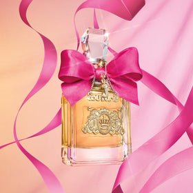 Juicy Couture Viva La Juicy Eau De Parfum 100ml, mise en scène sur une table