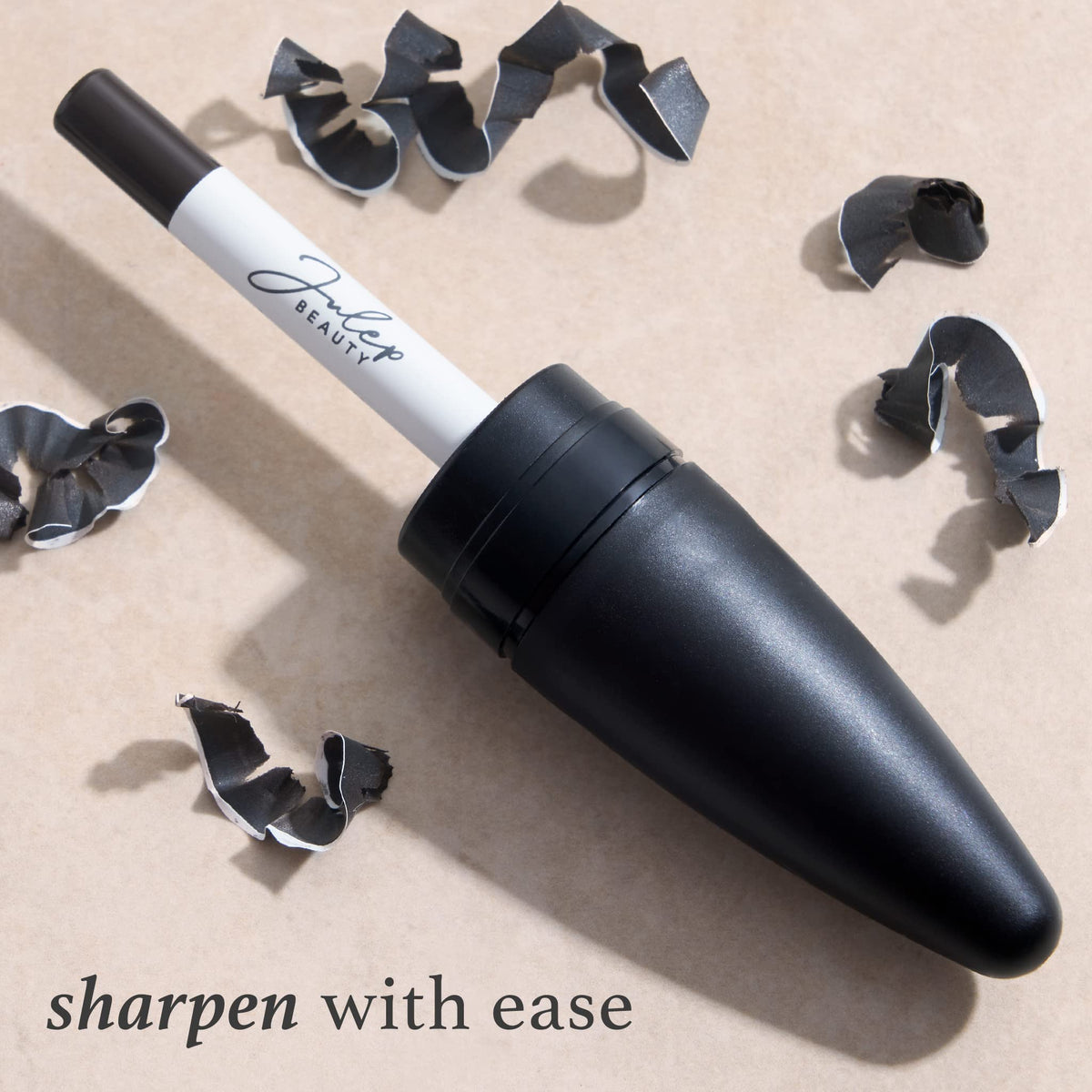Julep Eyeliner Gel Waterproof 9g en situation dans un trousse de maquillage