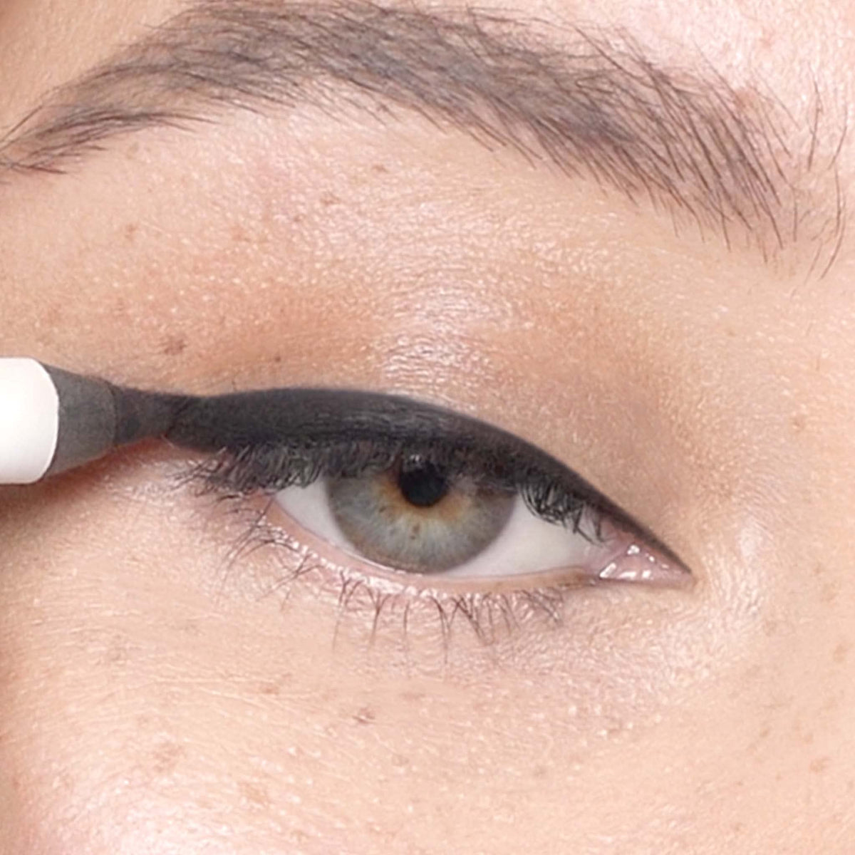 Julep Eyeliner Gel Waterproof Noir 35g swatch sur peau