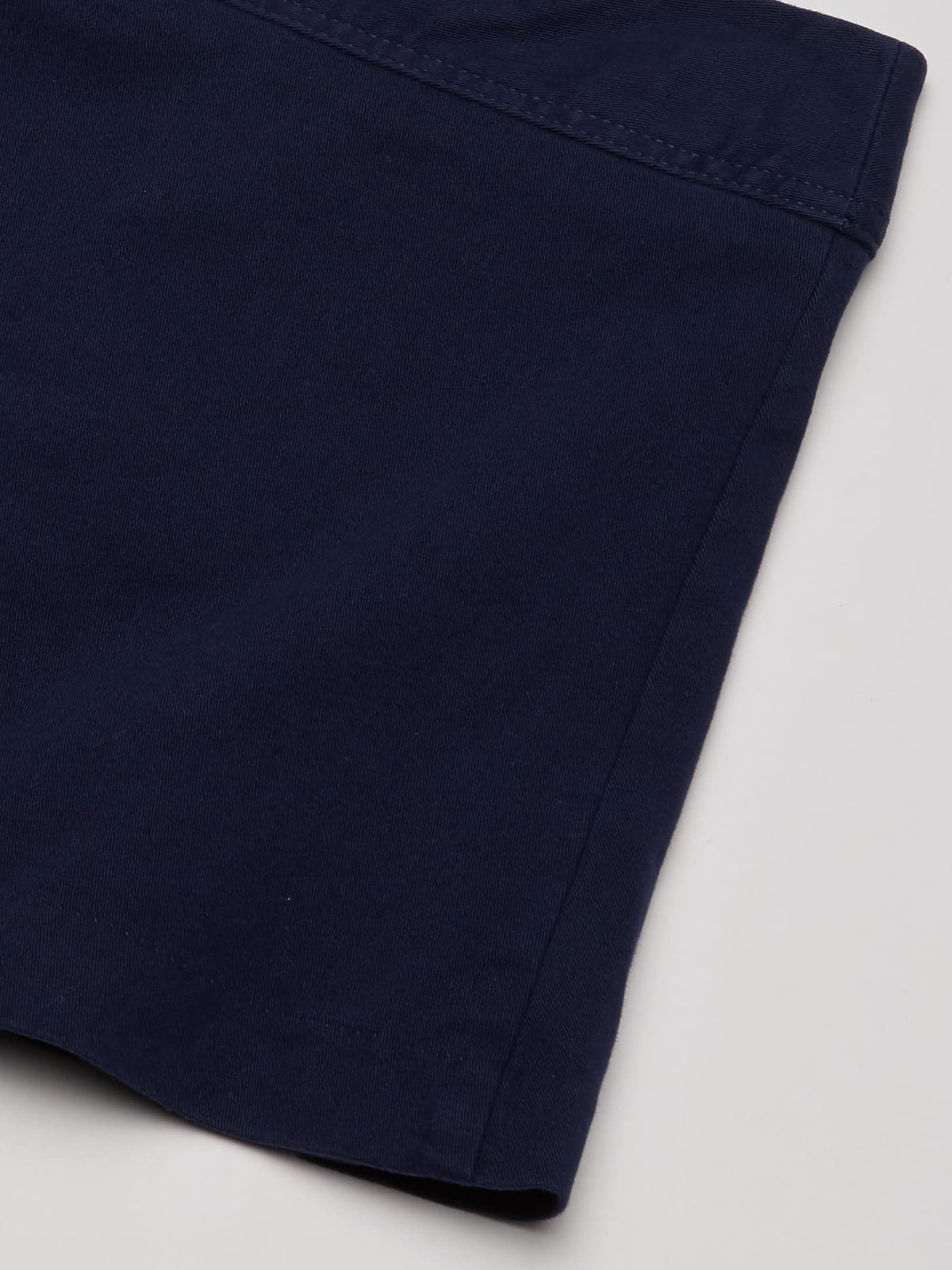 Jupe plissée portée avec un polo, style décontracté