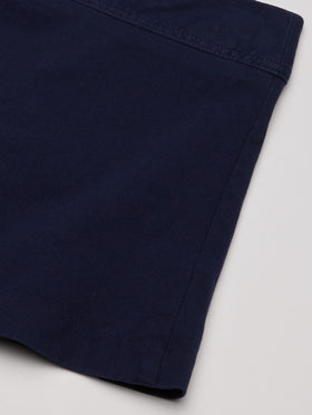 Jupe plissée portée avec un polo, style décontracté
