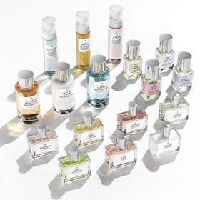 Jus de Kiwi Eau de Parfum sur table en bois