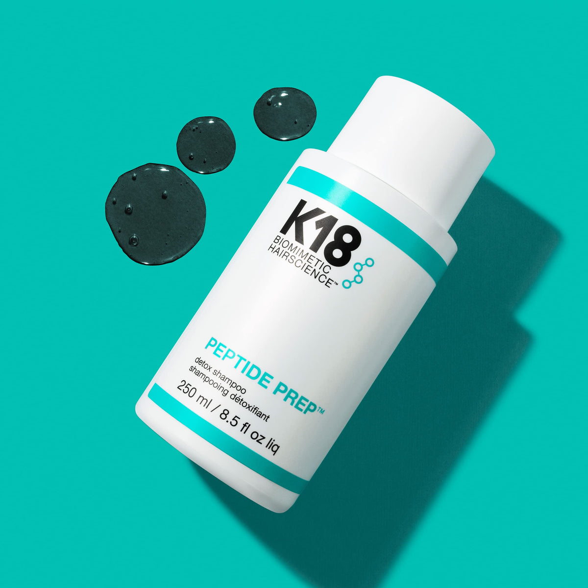 K18 Shampoo Détox Peptide 310g sur un fond de salle de bain
