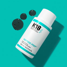 K18 Shampoo Détox Peptide 310g sur un fond de salle de bain