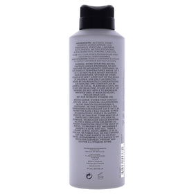 Kenneth Cole New York Spray Corporel 170g sur une surface en bois