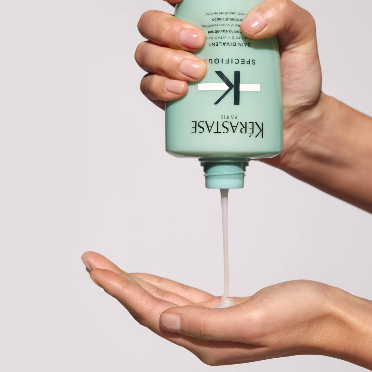 KÉRASTASE Bain Divalent Shampoo 250ml près d'un lavabo