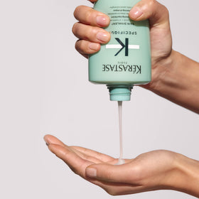 KÉRASTASE Bain Divalent Shampoo 250ml près d'un lavabo