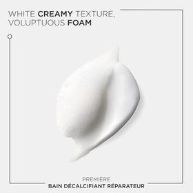 KÉRASTASE Shampooing Réparateur Sans Sulfates 550g et sa texture sur le cuir chevelu