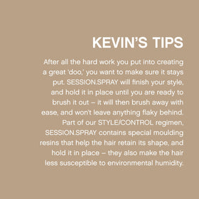 KEVIN.MURPHY Session Spray dans une main avec une coiffure stylisée