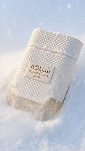 Khadlaj Shiyaaka Snow parfum en situation lifestyle