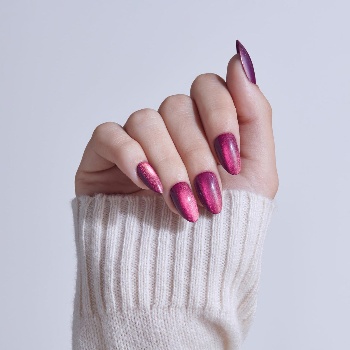 KISS Press On Nails 'Glittering' violet, vue de côté avec accessoires