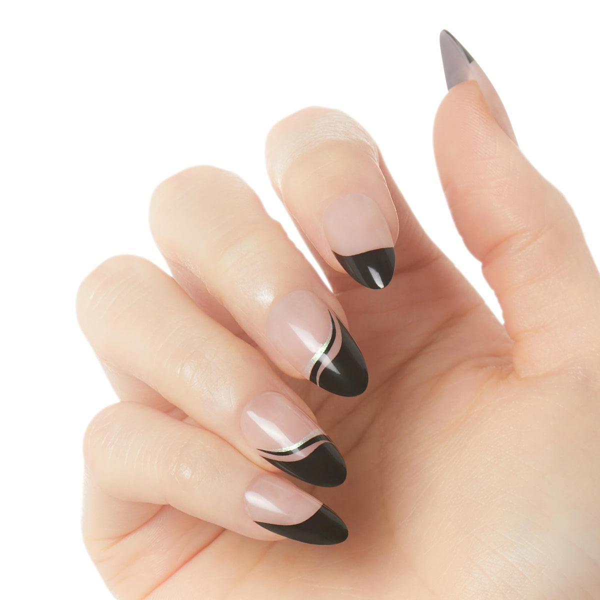 KISS Voguish Fantasy Ongles Press-On Noir appliqués sur des mains