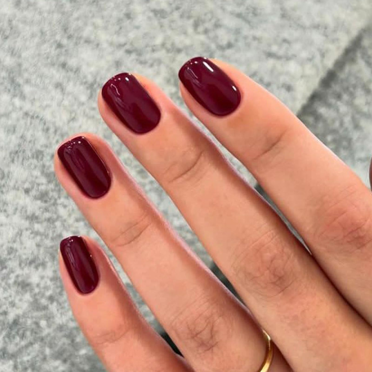 Kit de faux ongles press-on courts modelones en rouge foncé avec accessoires