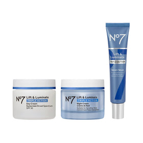 Kit de soin No7 Lift & Luminate vue de face avec crème de jour, crème de nuit et sérum