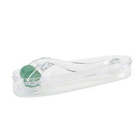 Koi Beauty Derma Roller en titane sur une surface de table