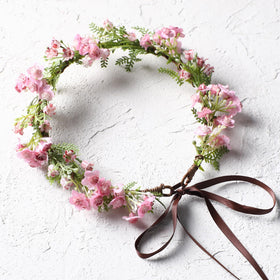 KorViSHOW Couronne de Fleurs sur un fond neutre