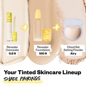 Kosas Revealer Concealer 0.5 N avec autres produits de beauté