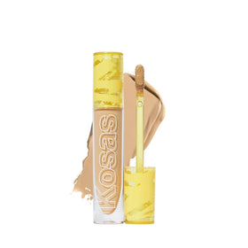 Kosas Revealer Concealer 06 O modèle de face avec applicateur