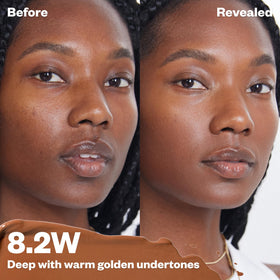 Kosas Revealer Concealer 32g texture liquide sur une main
