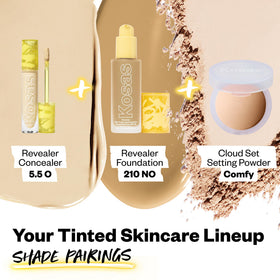 Kosas Revealer Concealer 5.5 O avec d'autres produits de maquillage