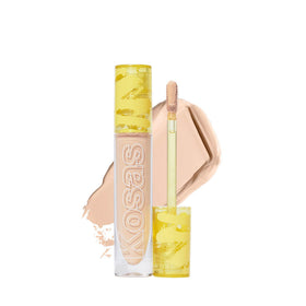 Kosas Revealer Concealer modèle 3.5 W avant de l'appliquer