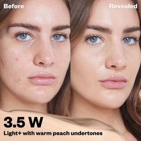 Kosas Revealer Concealer texture liquide sur une main