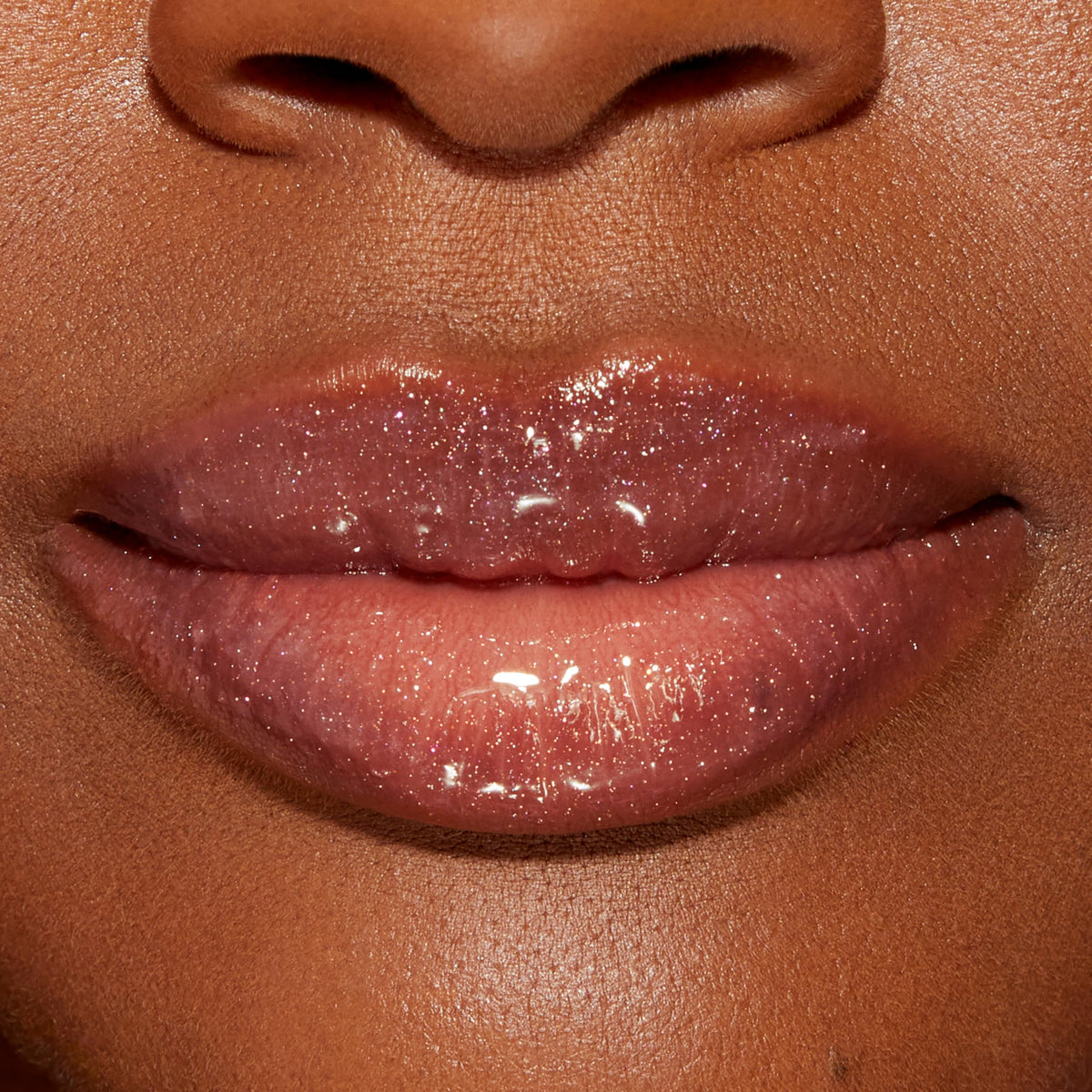 L'application du gloss à lèvres Too Faced Lip Injection dans un cadre de maquillage
