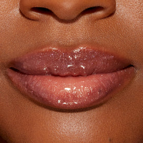 L'application du gloss à lèvres Too Faced Lip Injection dans un cadre de maquillage