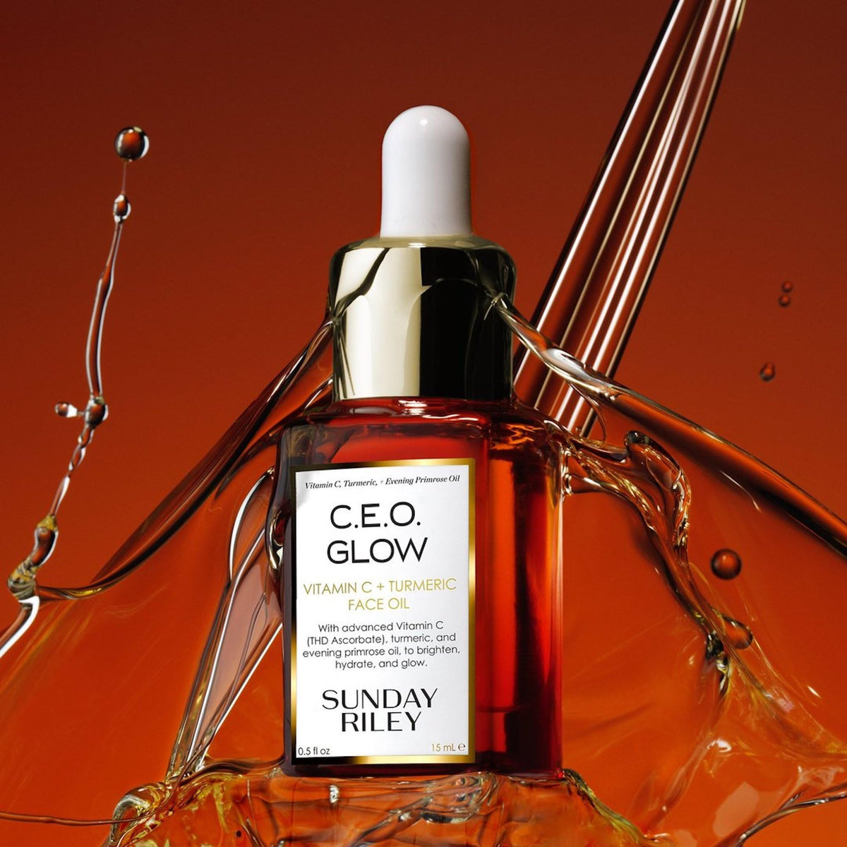 L'huile visage C.E.O. Glow de Sunday Riley sur un fond naturel