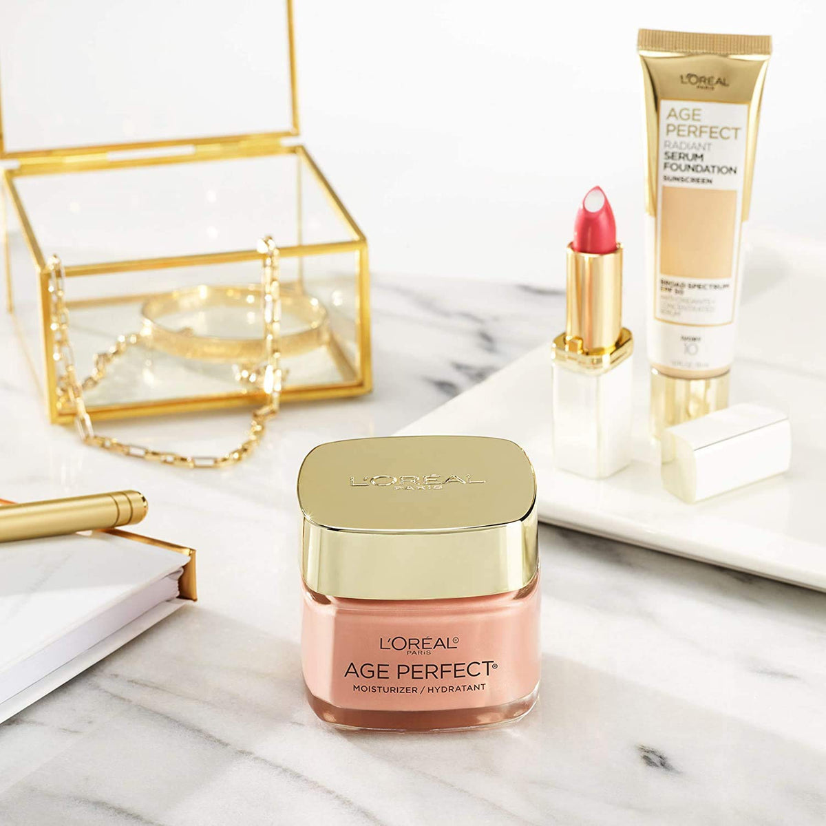 L'Oreal Paris Crème Hydratante Rosy Tone sur une coiffeuse