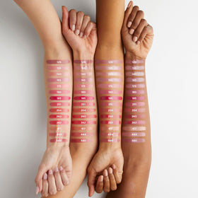 L'Oreal Paris Rouge à Lèvres Satiné Framboise Rush avec swatch sur peau