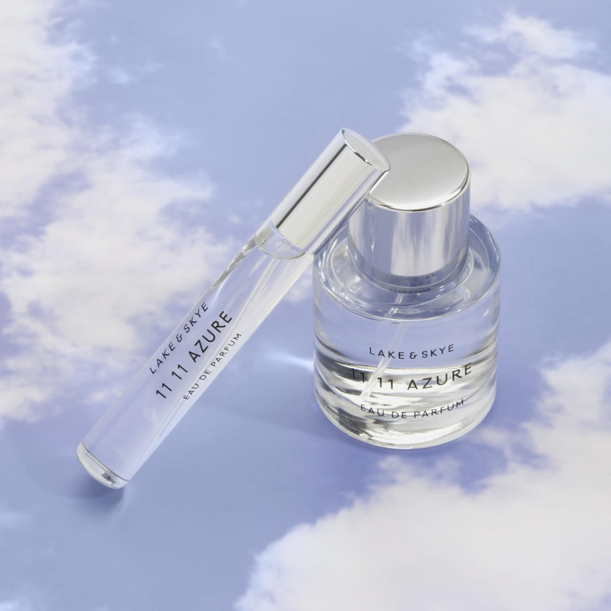 Lake & Skye Azure Eau de Parfum 50 ml avec des fleurs en arrière-plan