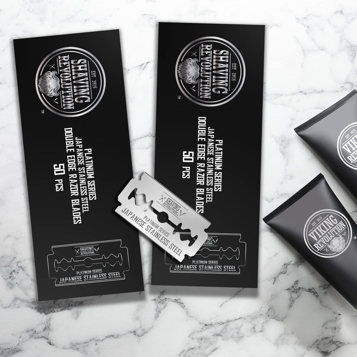 Lames de rasoir double tranchant SHAVING REVOLUTION sur une surface plane