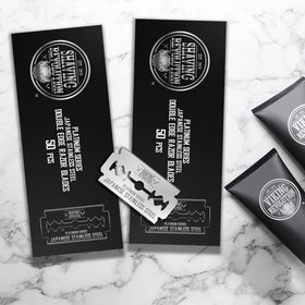 Lames de rasoir double tranchant SHAVING REVOLUTION sur une surface plane