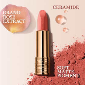 Lancôme L'Absolu Rouge Intimatte 300 rouge à lèvres posé sur une surface élégante