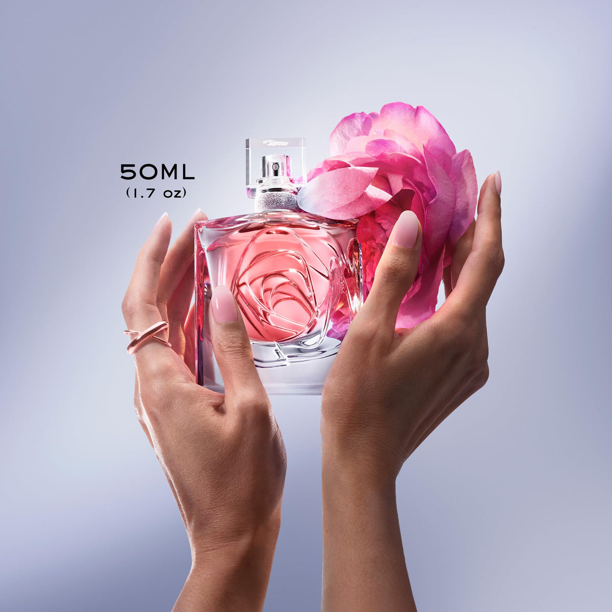 Lancôme La Vie Est Belle Rose Extraordinaire flacon avec arrière-plan élégant