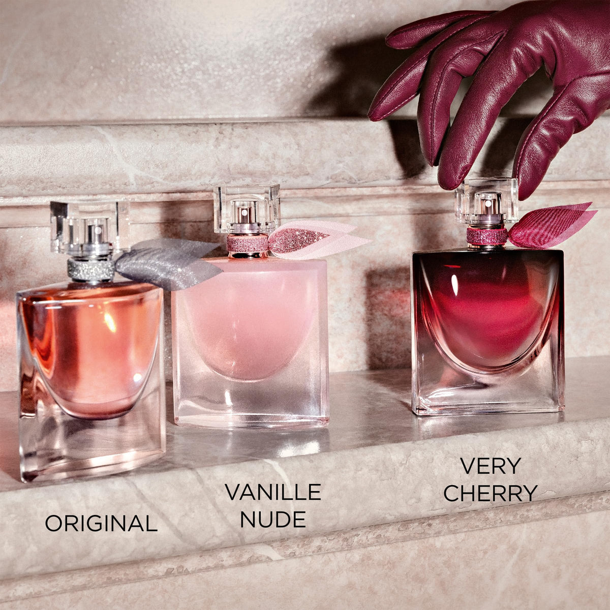 Lancôme La Vie Est Belle Very Cherry Eau de Parfum sur une table avec des fleurs