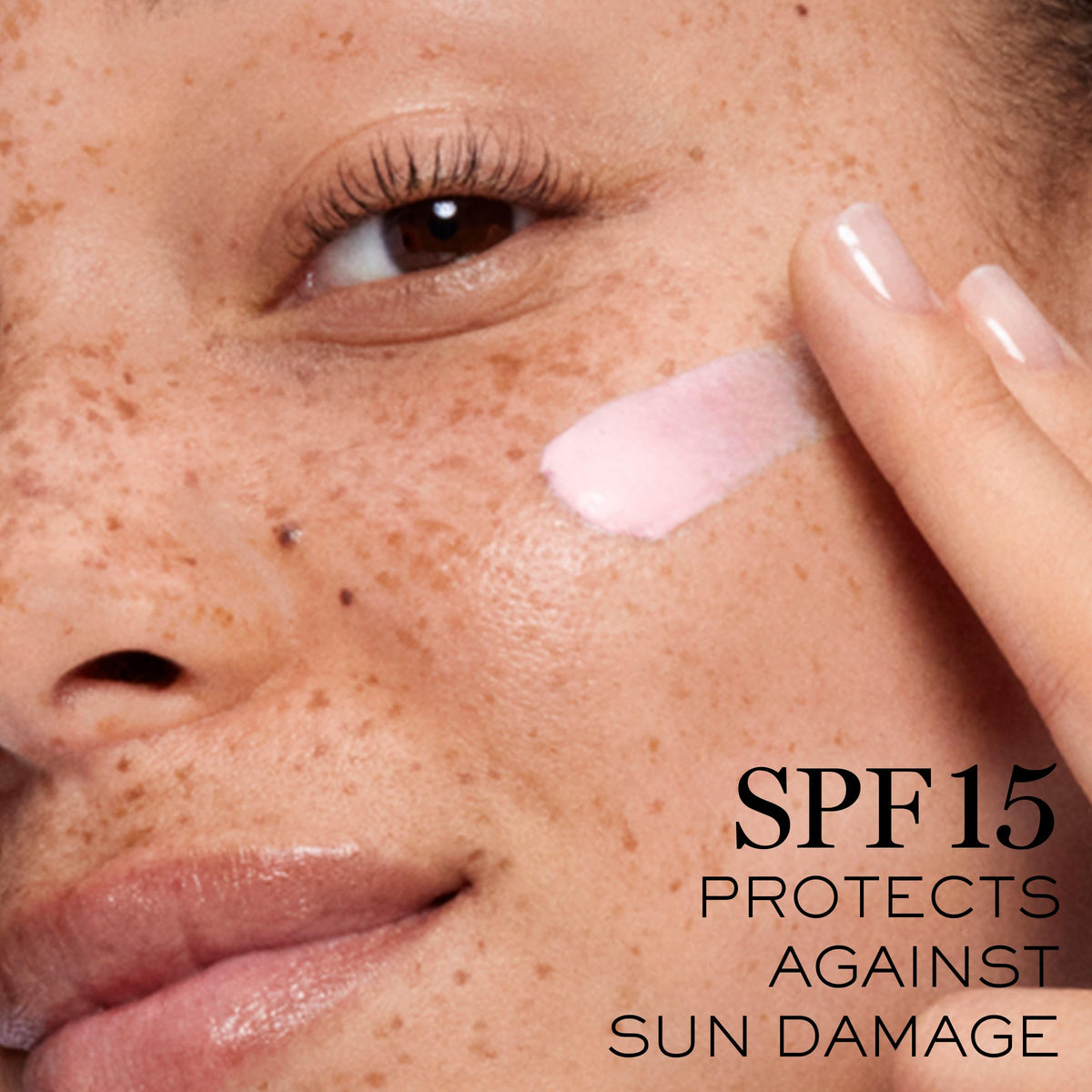 Lancôme Rénergie Lift Multi-Action Crème de Jour SPF 15 application sur peau