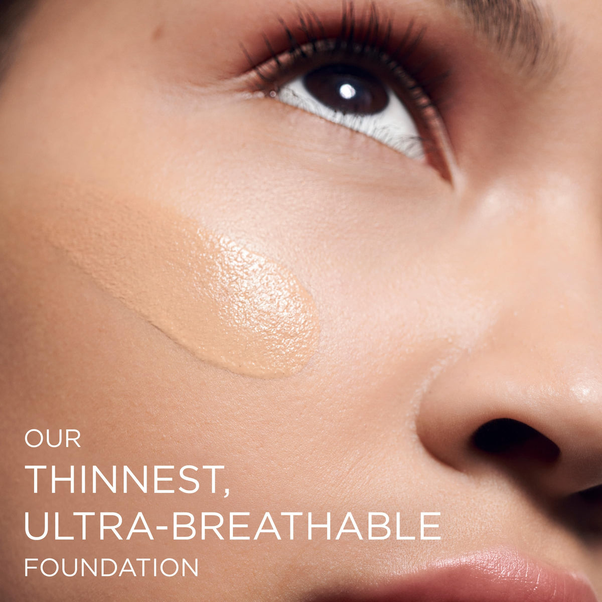 Lancôme Teint Idole Ultra Wear Fond de Teint 445N 30ml sur fond neutre