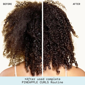 Lathering du shampooing Pacifica Curls Ananas sur des cheveux bouclés