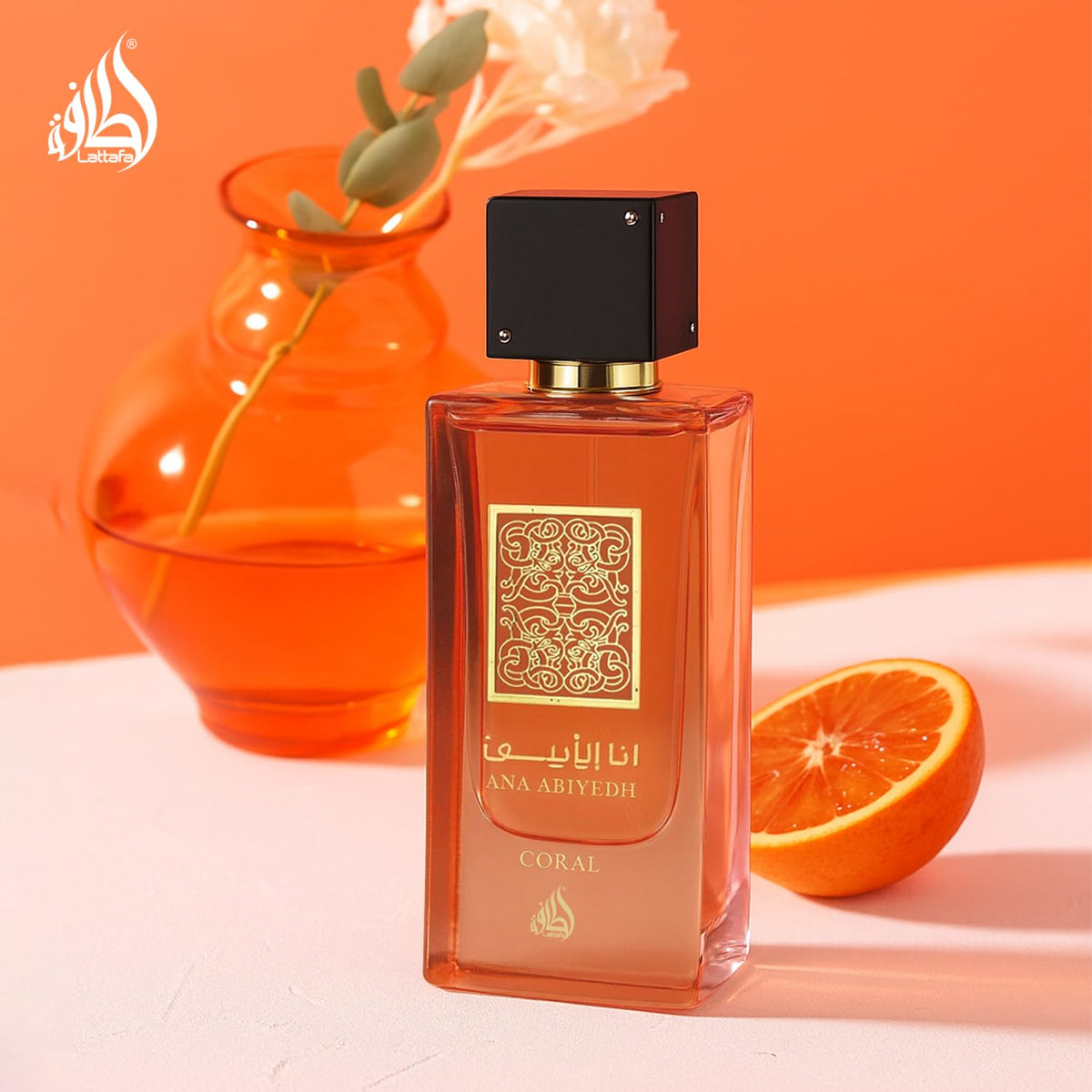 Lattafa Ana Abiyedh Coral parfum sur fond neutre