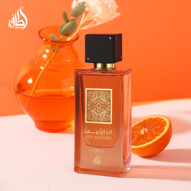 Lattafa Ana Abiyedh Coral parfum sur fond neutre