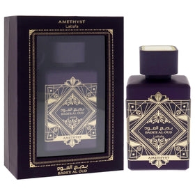Lattafa Bade'e Al Oud Amethyst Eau de Parfum sur une table